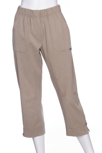 The Vino 3/4 Pants from Rien ne se Perd in Natural, elastic waisted pants with large pockets, and slim 3/4 legs with side slits with coconut button details, are shown on a mannequin against a white background. 